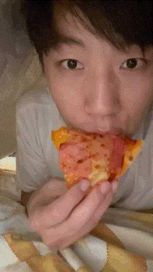 你喜欢奔驰还是美女的大腿?动图看鬼片中的初音未来