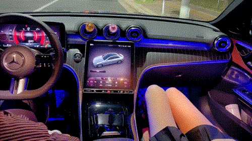 你喜欢奔驰还是美女的大腿?动图看鬼片中的初音未来