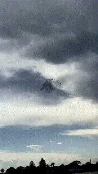 你喜欢奔驰还是美女的大腿?动图看鬼片中的初音未来