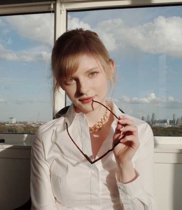 救你出火坑!《生化危机4:重制版》碍事梨脸模美照!