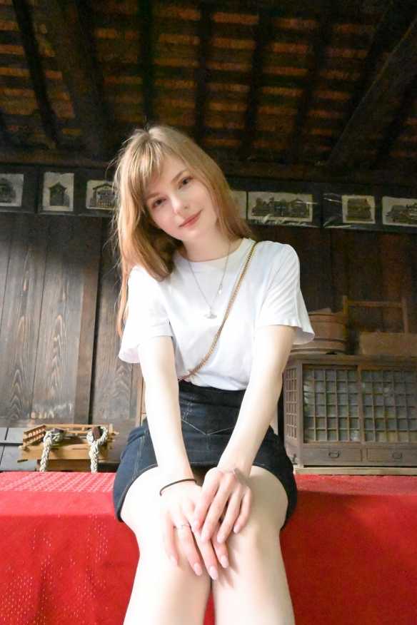 救你出火坑!《生化危机4:重制版》碍事梨脸模美照!