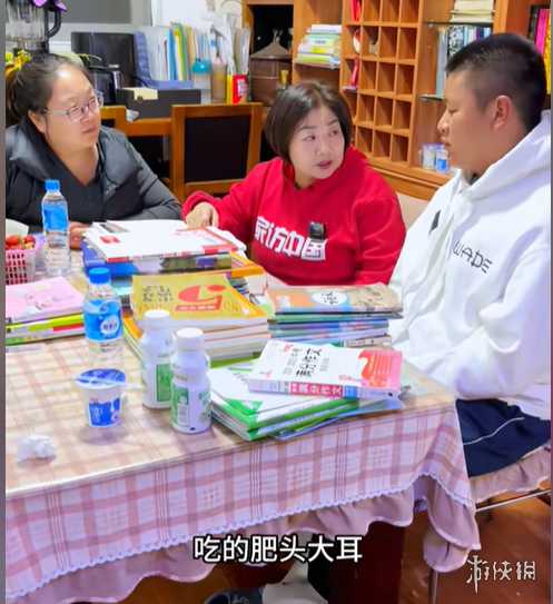 怒砸孩子高达的老赖,成了家长追捧的“女版杨永信”