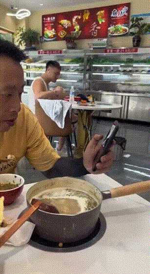 来自未来的钢管舞女郎 动图 我够不到但我能直接抢！