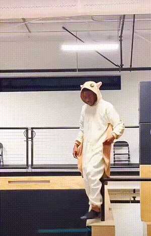 你喜欢奔驰还是美女的大腿?动图看鬼片中的初音未来