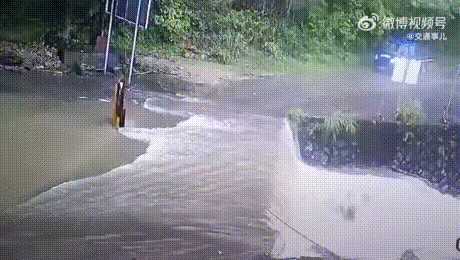 你喜欢奔驰还是美女的大腿?动图看鬼片中的初音未来