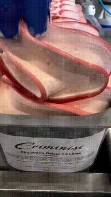 你喜欢奔驰还是美女的大腿?动图看鬼片中的初音未来