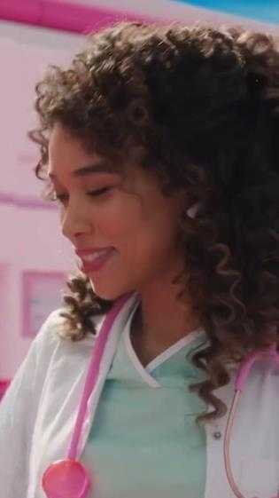 电影《芭比》首曝正片片段:没有一秒不是粉色!