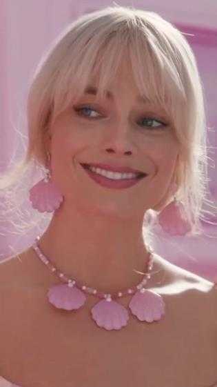 电影《芭比》首曝正片片段:没有一秒不是粉色!