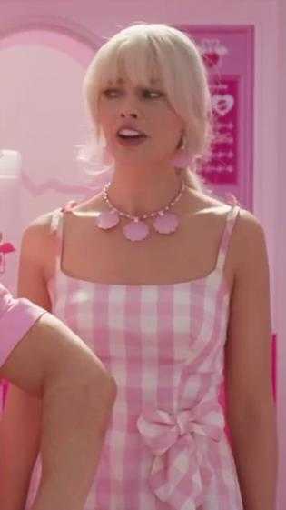 电影《芭比》首曝正片片段:没有一秒不是粉色!