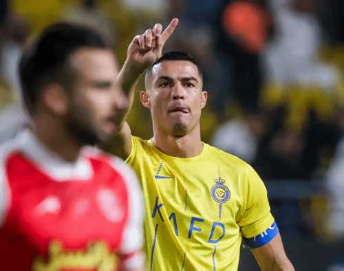 C罗禁区倒地 马宁吹罚点球：C罗主动示意不是点球