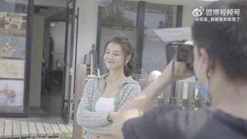 《我被美女包围了!》最新幕后花絮:沈彗星笑靥如花