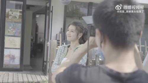 《我被美女包围了!》最新幕后花絮:沈彗星笑靥如花