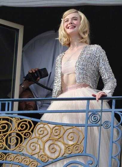 艾丽·范宁戛纳节超美写真:美丽依旧 惊艳而灵动